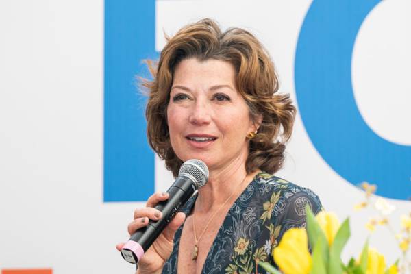 Amy Grant postpones remainder of fall tour after bicycle accident