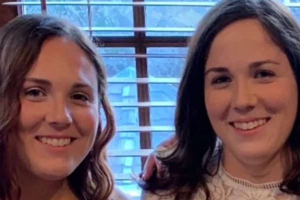 Twin sisters from Massachusetts help save unresponsive woman during flight to Florida