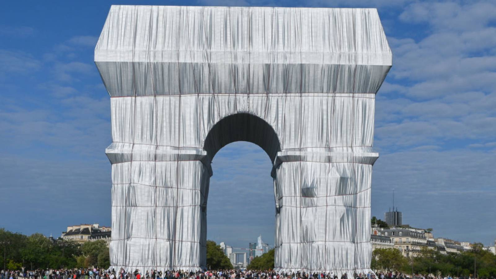 All wrapped up: Arc de Triomphe in Paris covered in fabric – KONO 101.1